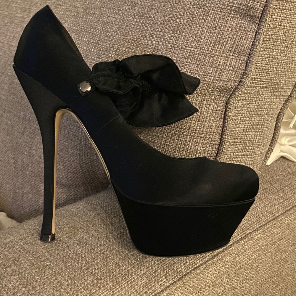 Bebe High black Heels 2 inches platform size 9